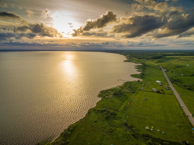 Belo lago ao pôr do sol - vista aérea