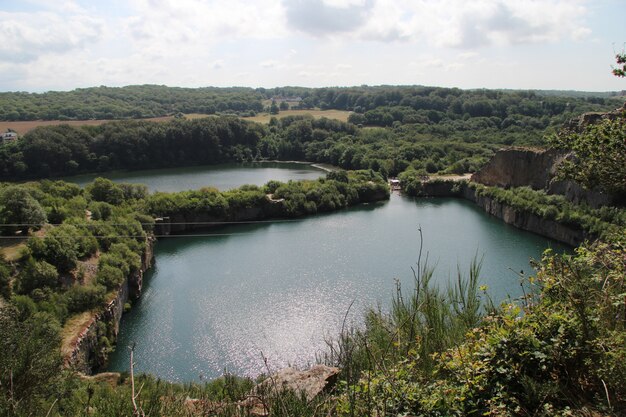 Belo lago na ilha de Bornholm