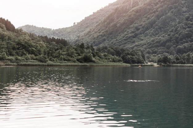 Belo lago perto da montanha verde