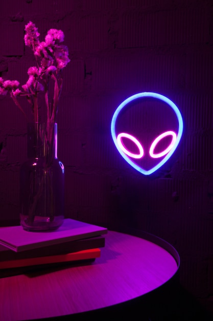 Belo letreiro de neon alienígena no quarto