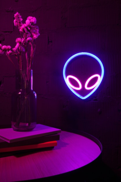 Foto grátis belo letreiro de neon alienígena no quarto