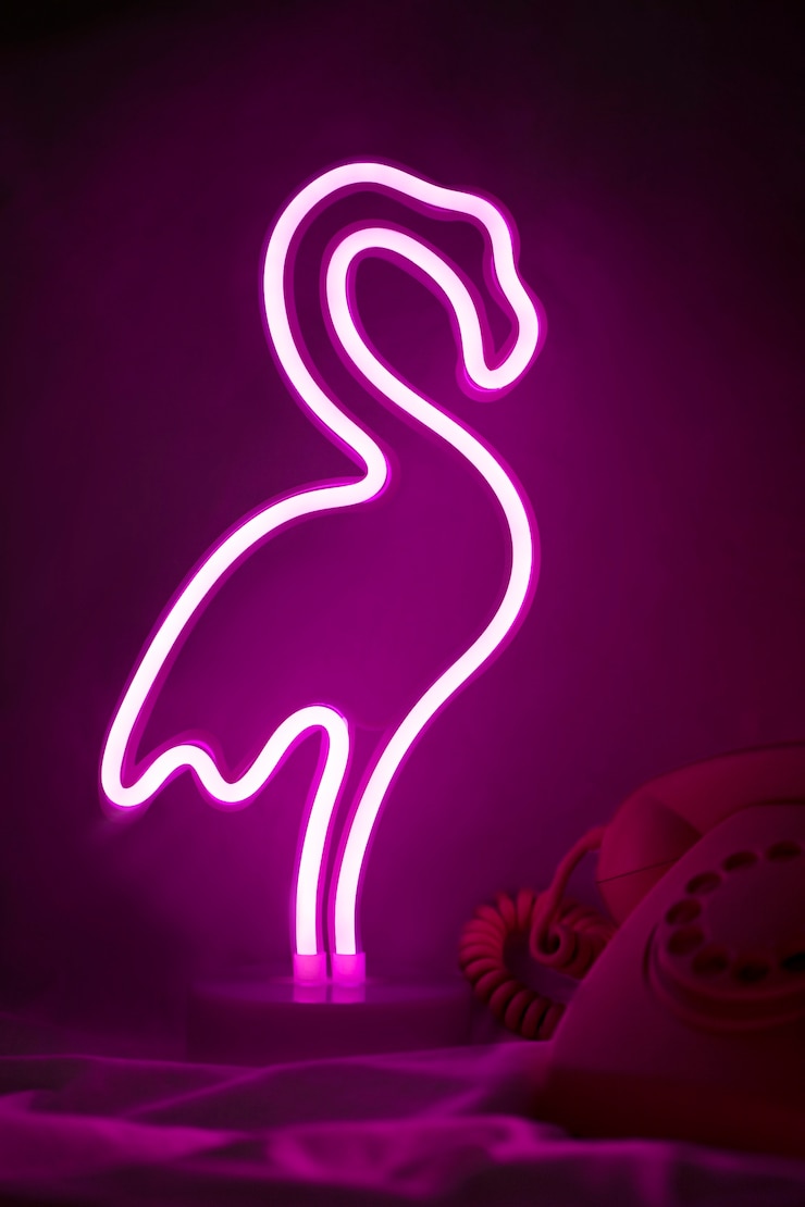 Foto grátis belo letreiro de neon de flamingo no quarto