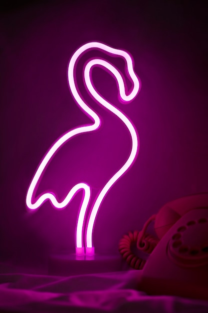 Belo letreiro de neon de flamingo no quarto