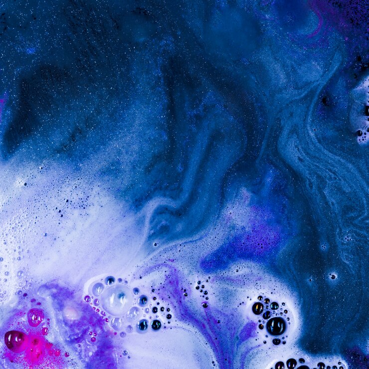 Foto grátis belo líquido azul escuro com espuma leve
