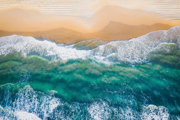 Belo litoral com fotografia de drone de água do mar límpida