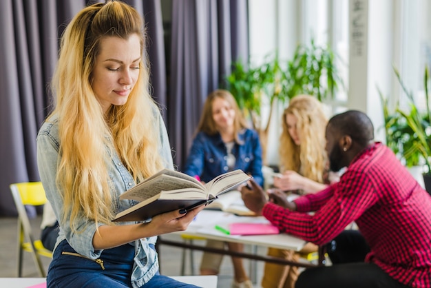 Belo livro de leitura de estudantes