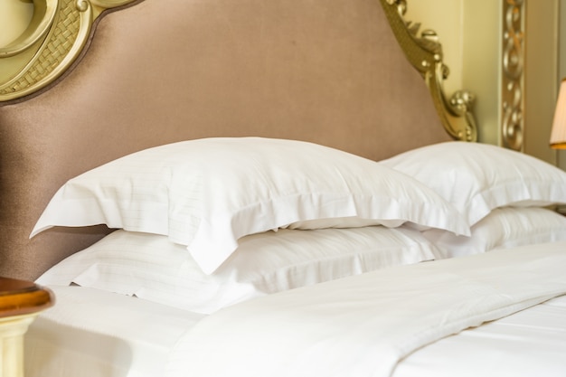 Foto grátis belo luxo confortável travesseiro branco na decoração da cama no quarto