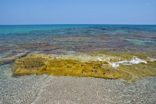 Belo mar limpo e ondas. Fundo de verão para viagens e férias. Grécia Creta .. Sce surpreendente