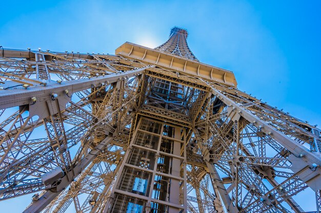 Belo marco da torre eiffel do hotel parisiense e resort na cidade de macau