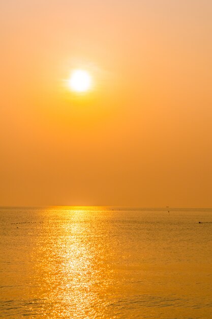 Belo nascer do sol na praia e mar