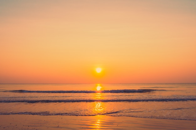 Belo nascer do sol na praia