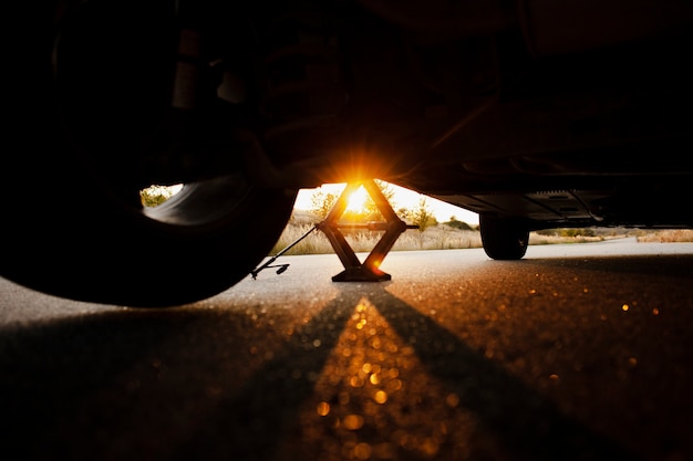 Foto grátis belo pôr do sol através de um carro levantado