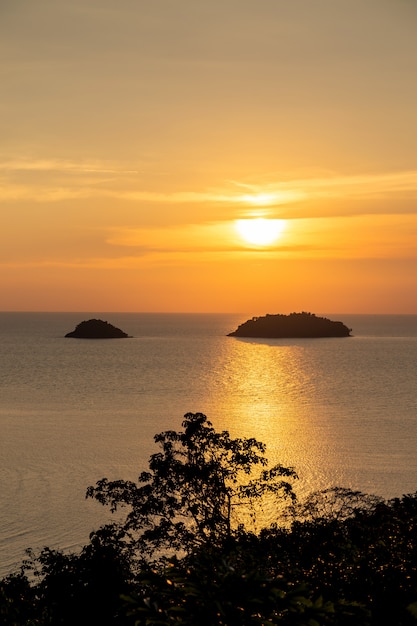 belo pôr do sol mar vista ilha seascape na província de Trad Oriental da Tailândia