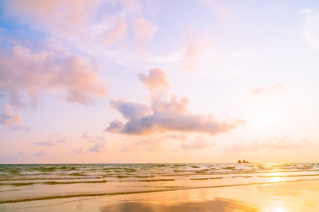 Belo pôr do sol na praia e mar