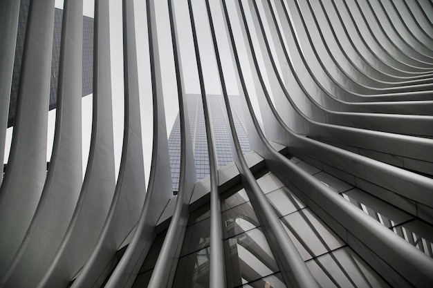 Belo resultado em preto e branco da estação WTC Cortlandt do New York City Subway, também conhecida como Oculus