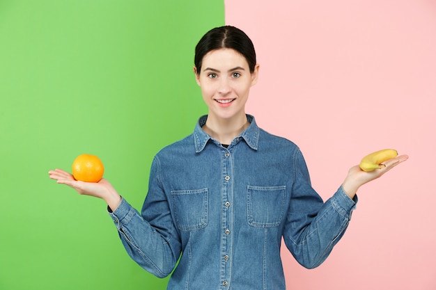 Belo retrato de close-up de jovem com frutas. Conceito de comida saudável.