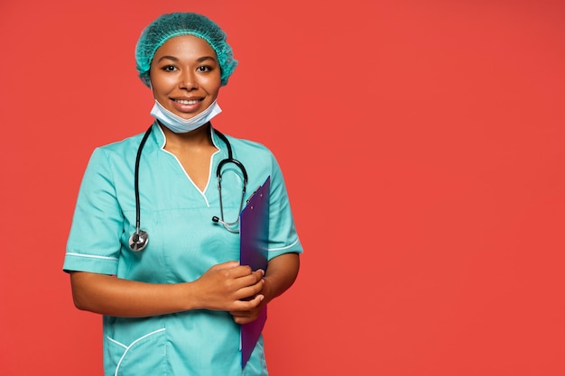 Foto grátis belo retrato de enfermeira negra