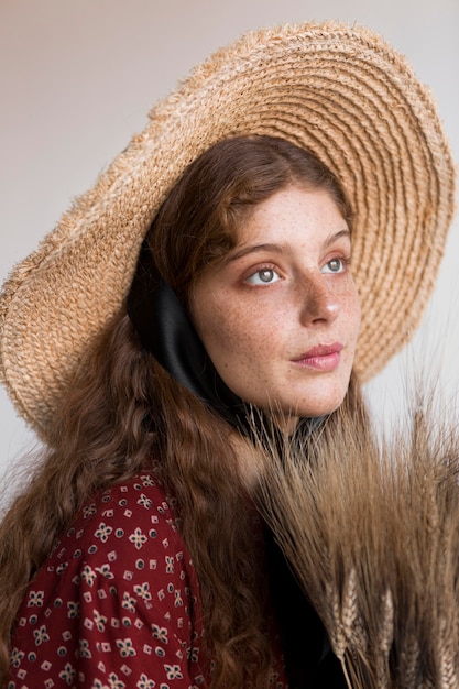 Belo retrato de mulher com chapéu de palha