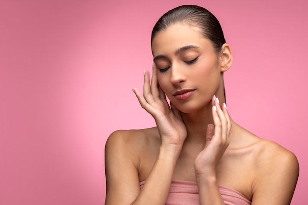 Belo retrato de mulher em rosa