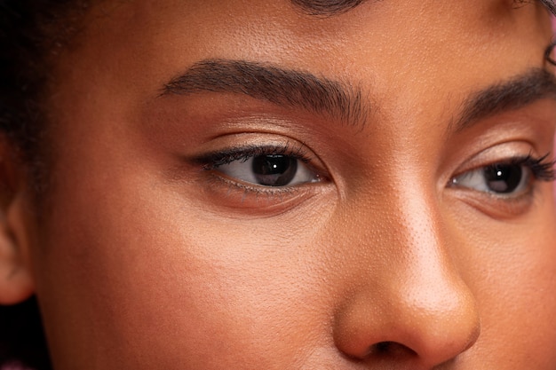 Foto grátis belo retrato de mulher em rosa