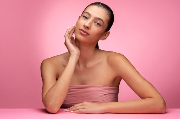 Belo retrato de mulher em rosa