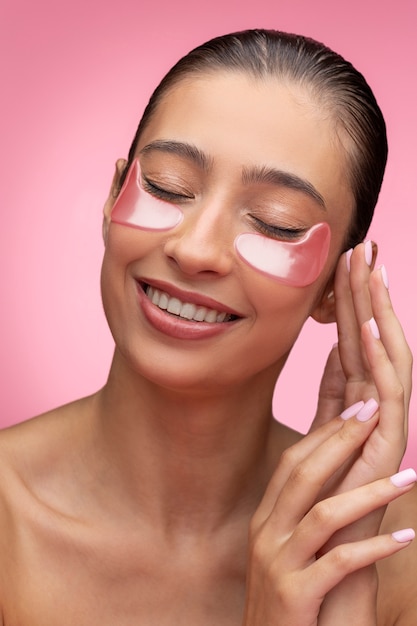 Foto grátis belo retrato de mulher em rosa