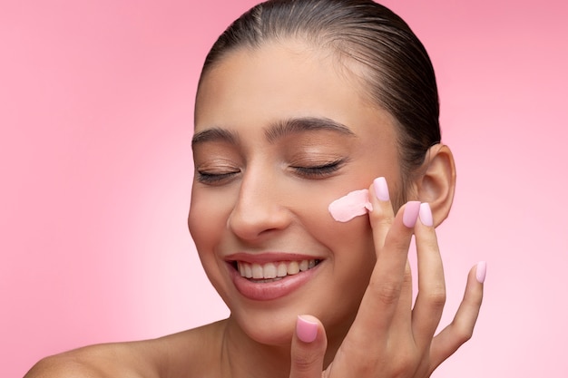 Foto grátis belo retrato de mulher em rosa