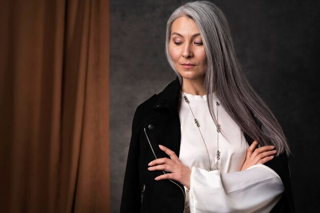 Belo retrato de mulher idosa vestindo jaqueta preta