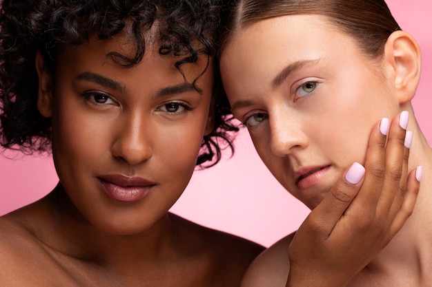 Foto grátis belo retrato de mulheres em rosa