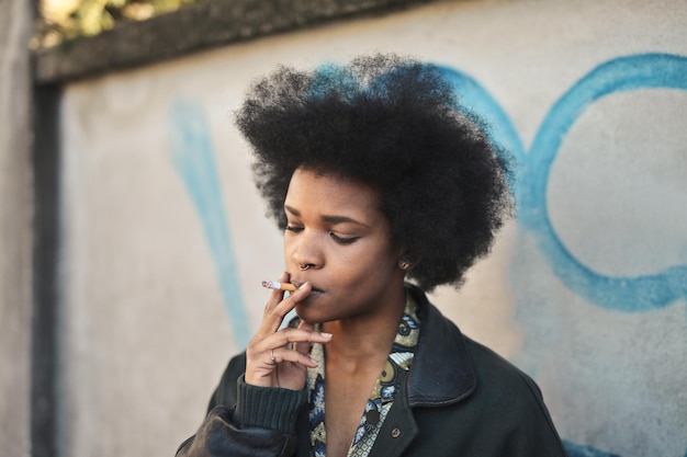 Belo retrato de uma jovem negra em um parque em um dia ensolarado de primavera