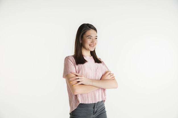 Belo retrato feminino de meio comprimento isolado no espaço em branco. Jovem emocional em roupas casuais