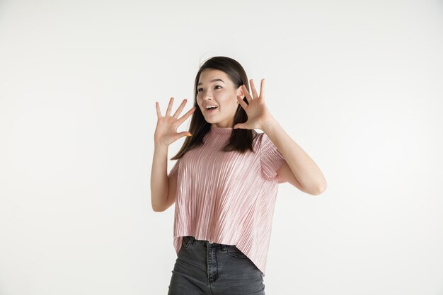 Belo retrato feminino de meio comprimento isolado no espaço em branco. Jovem emocional em roupas casuais