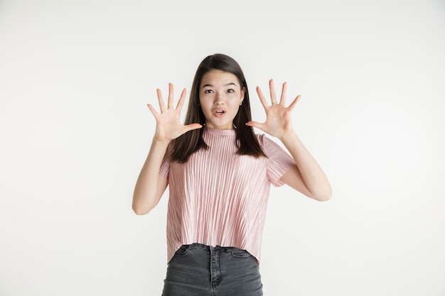 Belo retrato feminino de meio comprimento isolado no fundo branco do estúdio. Jovem mulher emocional com roupas casuais. Emoções humanas, conceito de expressão facial. Espantado, surpreso, ligando para vendas.