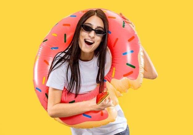 Belo retrato feminino de meio corpo isolado em amarelo