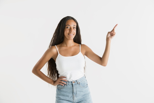 Foto grátis belo retrato feminino de meio corpo isolado no branco