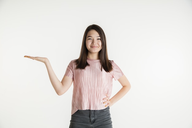 Belo retrato feminino de meio corpo isolado no estúdio branco