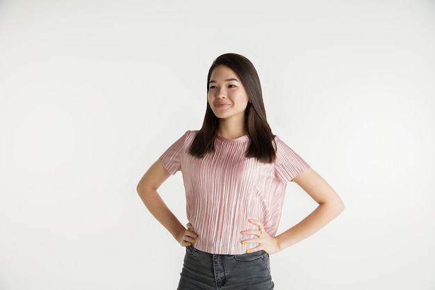 Belo retrato feminino de meio corpo isolado no estúdio branco