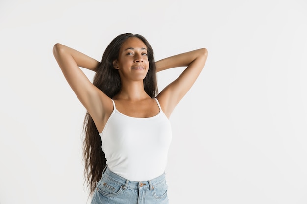 Foto grátis belo retrato feminino isolado. jovem emocional afro-americana com cabelo comprido. expressão facial, conceito de emoções humanas. descansando, relaxando.