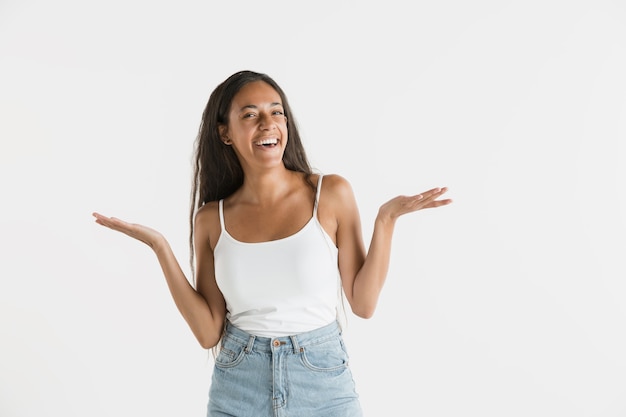 Belo retrato feminino isolado. Jovem emocional afro-americana com cabelo comprido. Expressão facial, conceito de emoções humanas. Parece feliz, sorrindo.