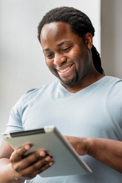 Belo tablet de navegação masculino adulto