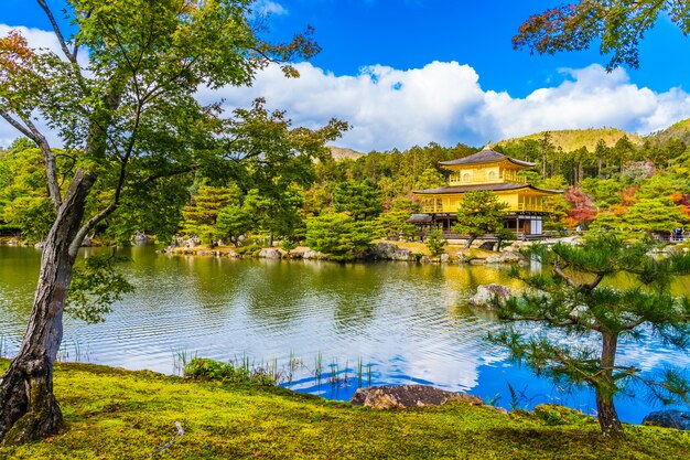 Belo templo Kinkakuji com pavilhão dourado em Kyoto no Japão