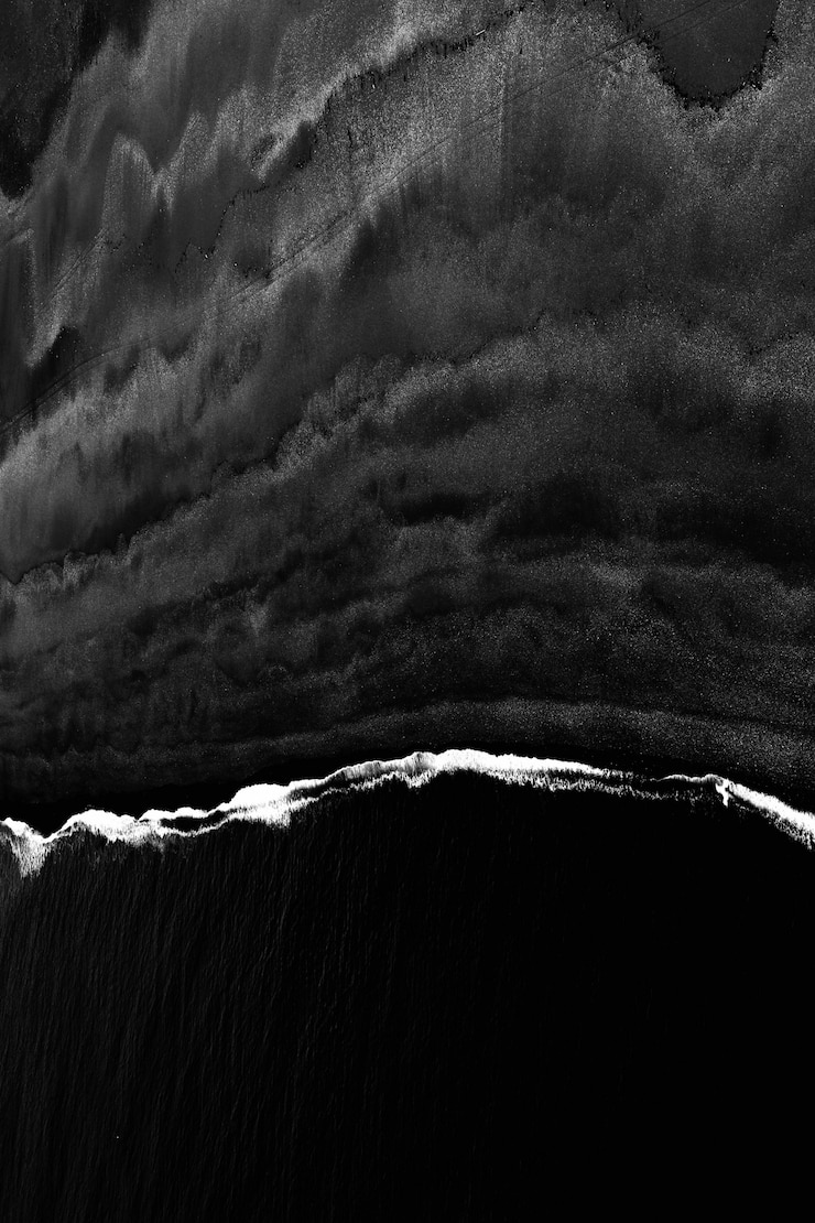 Foto grátis belo tiro vertical em tons de cinza das ondas do mar