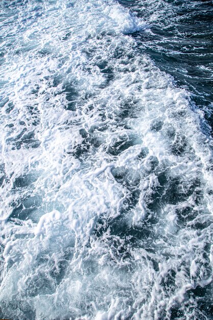 Belos mares furiosos com ondas e espuma do mar.