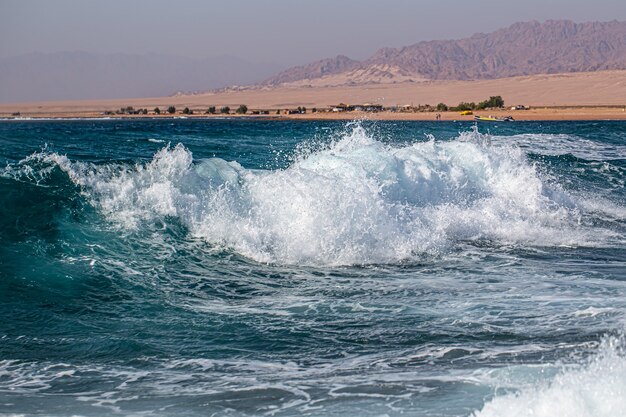 Belos mares furiosos com ondas e espuma do mar.