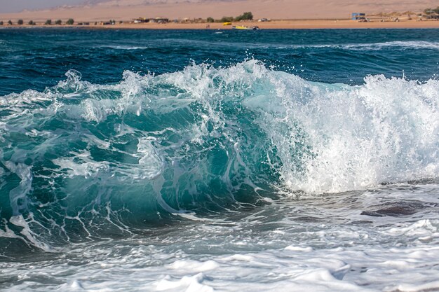 Belos mares furiosos com ondas e espuma do mar.