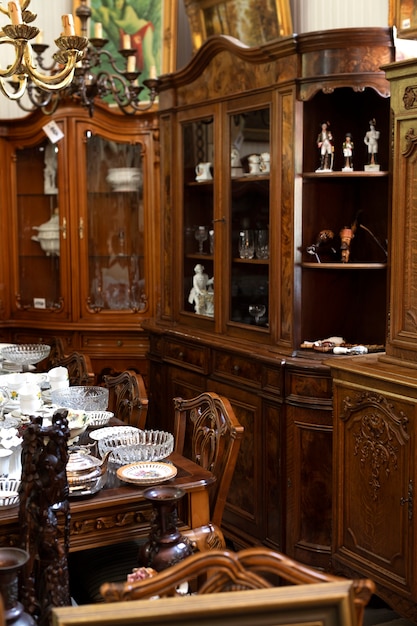 Foto grátis belos móveis antigos na loja de antiguidades