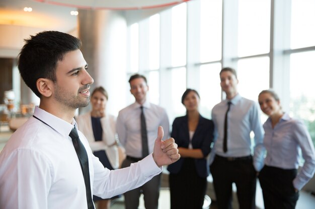 Bem sucedida Gerente Executivo masculino e Team