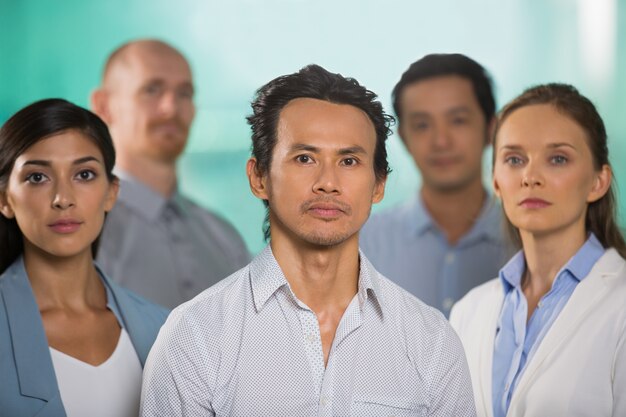 Bem sucedida séria Equipe diversa do negócio confiável