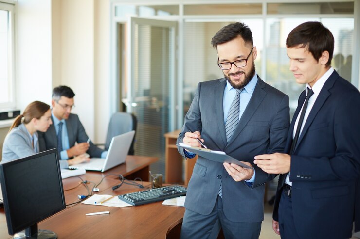Foto grátis bem sucedidos empresários falando uns aos outros