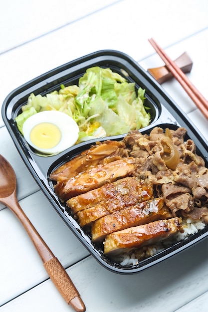 Bento de arroz de frango